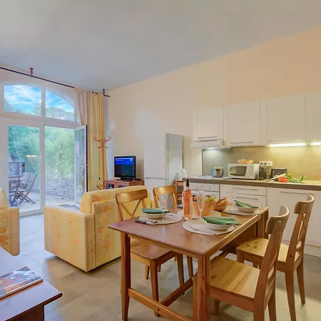 Apartment Azzurra Front - Happy